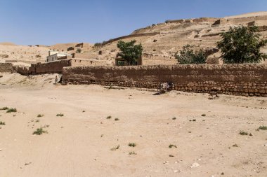 Bedir 'de günlük mülteci köyü hayatı, Afganistan' da çölde..