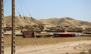 Bedir 'de günlük mülteci köyü hayatı, Afganistan' da çölde..
