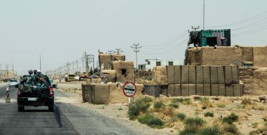 Bedir 'de günlük mülteci köyü hayatı, Afganistan' da çölde..