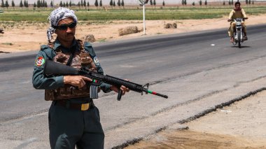 Bedir 'de günlük mülteci köyü hayatı, Afganistan' da çölde..