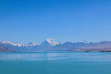 Güney Adası dağları, çiftlikler, nehirler ve Yeni Zelanda ormanları