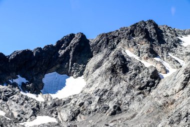 Güney Adası dağları, Yeni Zelanda 'nın çiftlikleri ve ormanları Mart 2019' da