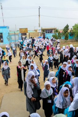 Afganistan 'ın orta Afganistan' daki Bamyan bölgesinde uzak köy okulu, Haziran 2019