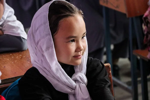 Afganistan 'ın orta Afganistan' daki Bamyan bölgesinde uzak köy okulu, Haziran 2019