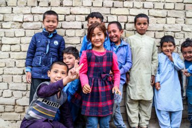 Afganistan 'ın orta Afganistan' daki Bamyan bölgesinde uzak köy okulu, Haziran 2019