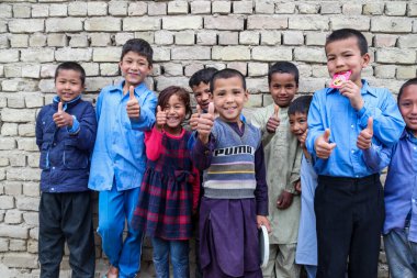 Afganistan 'ın orta Afganistan' daki Bamyan bölgesinde uzak köy okulu, Haziran 2019