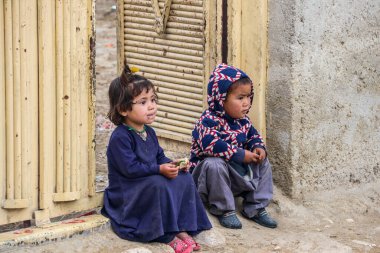 Afganistan 'ın orta Afganistan' daki Bamyan bölgesinde uzak köy okulu, Haziran 2019