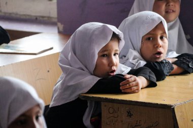 Afganistan 'ın orta Afganistan' daki Bamyan bölgesinde uzak köy okulu, Haziran 2019