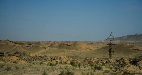 2020 여름에 아프가니스탄 사막을 우즈베키스탄으로 운전하는 — 스톡 사진