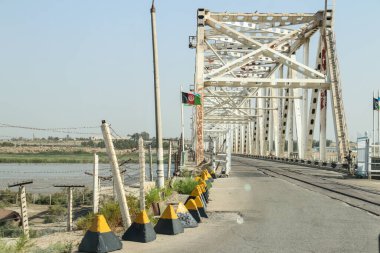 2020 yazında Afganistan 'dan Özbekistan' a çölden arabayla gitmek