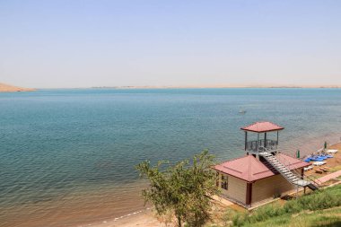 2020 yazında Afganistan 'dan Özbekistan' a çölden arabayla gitmek