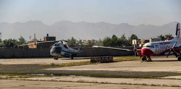 Afganistan Havalimanı Aralık 2020 'de Kabil Uluslararası Havalimanı' na yaklaşırken