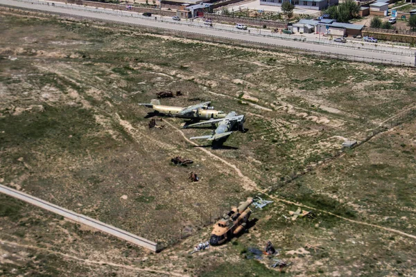 Afganistan Havalimanı Aralık 2020 'de Kabil Uluslararası Havalimanı' na yaklaşırken
