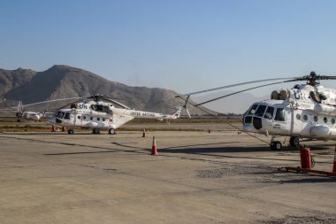 Afganistan Gardez 'de eski zırhlı araçlar askeri eskortlar, silahlar ve tanklar.