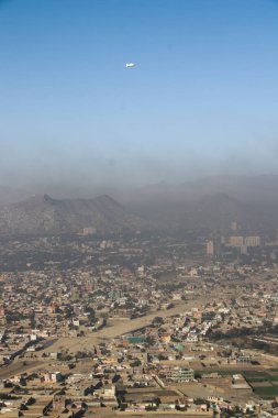 Afganistan Gardez 'de eski zırhlı araçlar askeri eskortlar, silahlar ve tanklar.