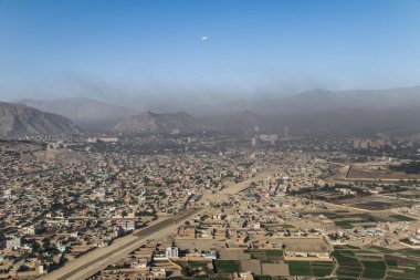 Afganistan Gardez 'de eski zırhlı araçlar askeri eskortlar, silahlar ve tanklar.