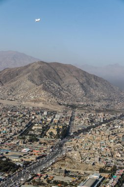 Afganistan Gardez 'de eski zırhlı araçlar askeri eskortlar, silahlar ve tanklar.