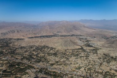 Afganistan Gardez 'de eski zırhlı araçlar askeri eskortlar, silahlar ve tanklar.