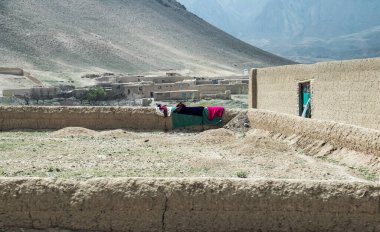 Afganistan Gardez 'de eski zırhlı araçlar askeri eskortlar, silahlar ve tanklar.