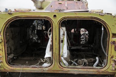 Afganistan Gardez 'de eski zırhlı araçlar askeri eskortlar, silahlar ve tanklar.