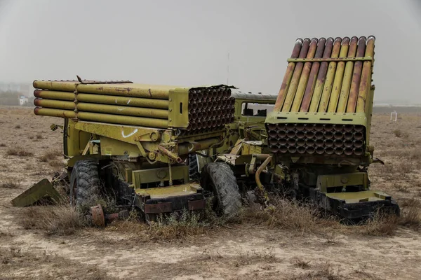 アフガニスタンのガルデスにある古い装甲車軍事護衛 — ストック写真