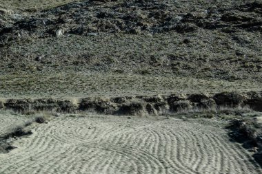 Afganistan Gardez 'de eski zırhlı araçlar askeri eskortlar, silahlar ve tanklar.