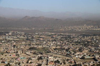 Afganistan Gardez 'de eski zırhlı araçlar askeri eskortlar, silahlar ve tanklar.