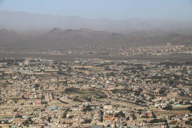 Afganistan Gardez 'de eski zırhlı araçlar askeri eskortlar, silahlar ve tanklar.