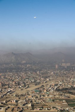 Afganistan Gardez 'de eski zırhlı araçlar askeri eskortlar, silahlar ve tanklar.