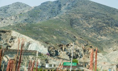 Afganistan Gardez 'de eski zırhlı araçlar askeri eskortlar, silahlar ve tanklar.