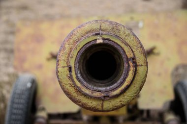 Afganistan Gardez 'de eski zırhlı araçlar askeri eskortlar, silahlar ve tanklar.