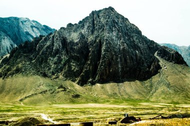 Afganistan Gardez 'de eski zırhlı araçlar askeri eskortlar, silahlar ve tanklar.
