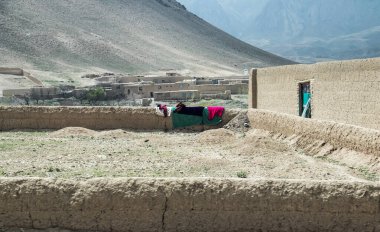 Afganistan Gardez 'de eski zırhlı araçlar askeri eskortlar, silahlar ve tanklar.