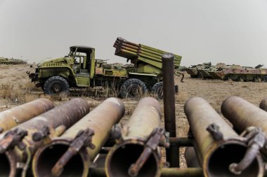 Afganistan Gardez 'de eski zırhlı araçlar askeri eskortlar, silahlar ve tanklar.