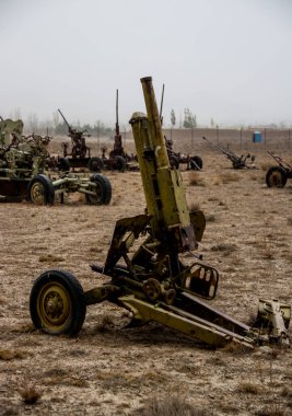 Afganistan Gardez 'de eski zırhlı araçlar askeri eskortlar, silahlar ve tanklar.