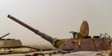 Afganistan Gardez 'de eski zırhlı araçlar askeri eskortlar, silahlar ve tanklar.