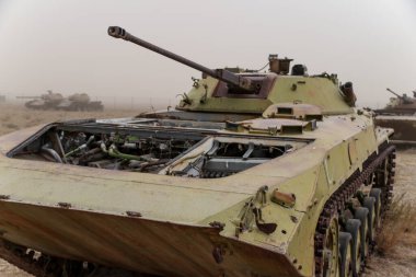 Afganistan Gardez 'de eski zırhlı araçlar askeri eskortlar, silahlar ve tanklar.