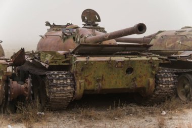 Afganistan Gardez 'de eski zırhlı araçlar askeri eskortlar, silahlar ve tanklar.