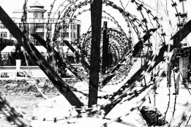 Afganistan Gardez 'de eski zırhlı araçlar askeri eskortlar, silahlar ve tanklar.