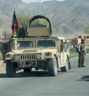 Afganistan Gardez 'de eski zırhlı araçlar askeri eskortlar, silahlar ve tanklar.