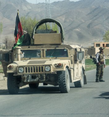 Afganistan Gardez 'de eski zırhlı araçlar askeri eskortlar, silahlar ve tanklar.