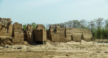 Afganistan Gardez 'de eski zırhlı araçlar askeri eskortlar, silahlar ve tanklar.