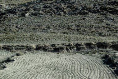 Afganistan Gardez 'de eski zırhlı araçlar askeri eskortlar, silahlar ve tanklar.