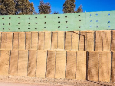 2019 yılında Afganistan 'da yangın söndürücüler kullanılmış ve yıpranmış.