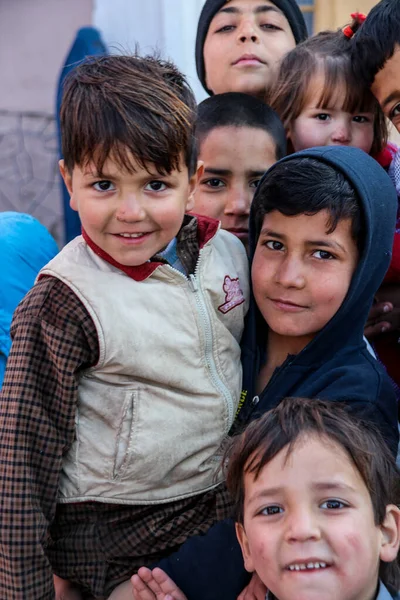 Latest News Embassy Afghanistan Tokyo中東のアフガニスタン難民キャンプの子供たちがシーズン中に — ストック写真