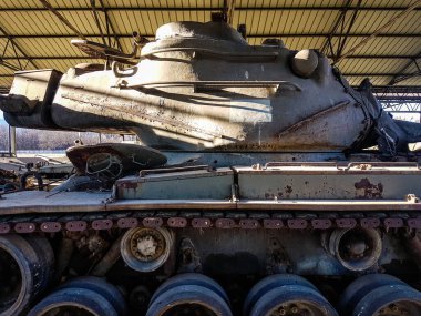 2017 yılında Afganistan 'da CO2 yangın söndürücüleri kullanılmış ve yıpranmış.