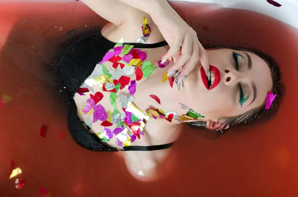 Mädchen Mit Hellem Make Einem Bad Mit Rotem Wasser — Stockfoto