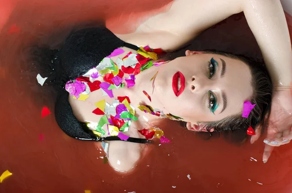 Menina Com Maquiagem Brilhante Banho Com Água Vermelha — Fotografia de Stock