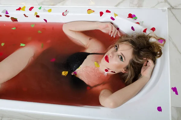 Fille Avec Maquillage Lumineux Dans Bain Avec Eau Rouge — Photo