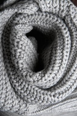 Koyu arkaplanda gri yün eşarp. Seçici odak